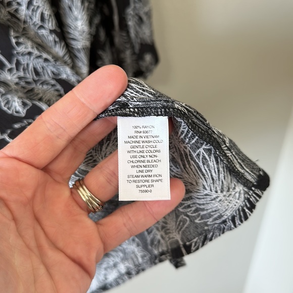 a.n.a. Black & White Flowy Short Sleeve Leaf Patterned Blouse Large - Picture 8 of 9